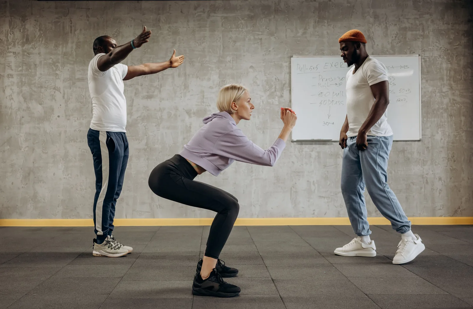 Grupo realizando ejercicios guiados en un gimnasio